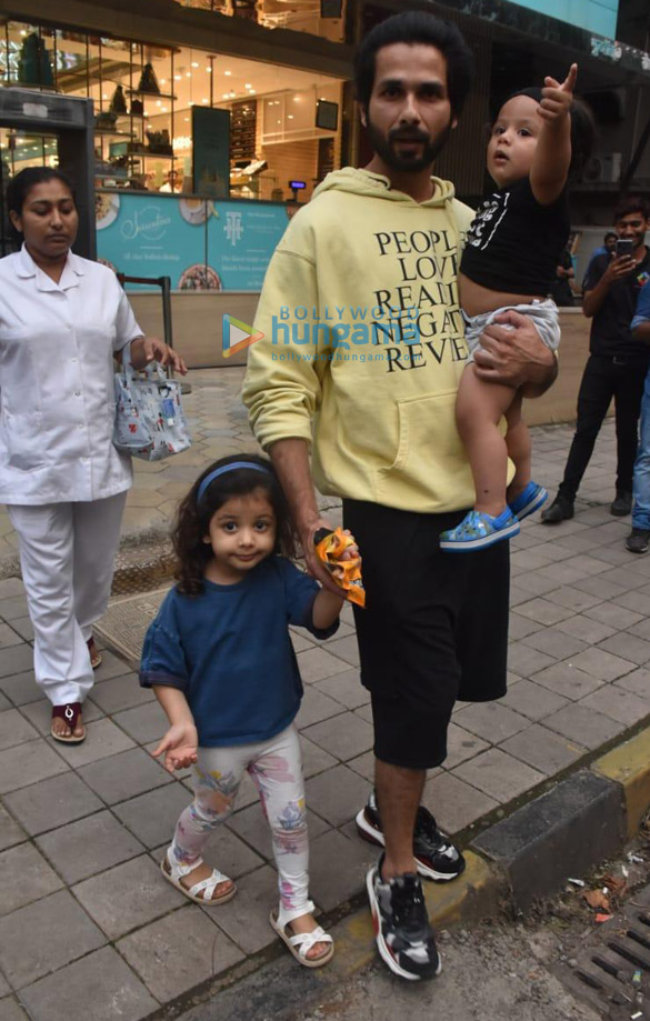 Photos: Shahid Kapoor snapped with his kids Misha and Zain at Foodhall in Khar