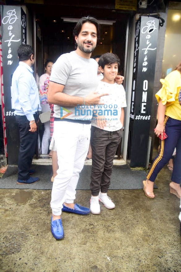 photos shilpa shetty shamita shetty farah khan and siddharth anand snapped with their family at bastian in bandra 2