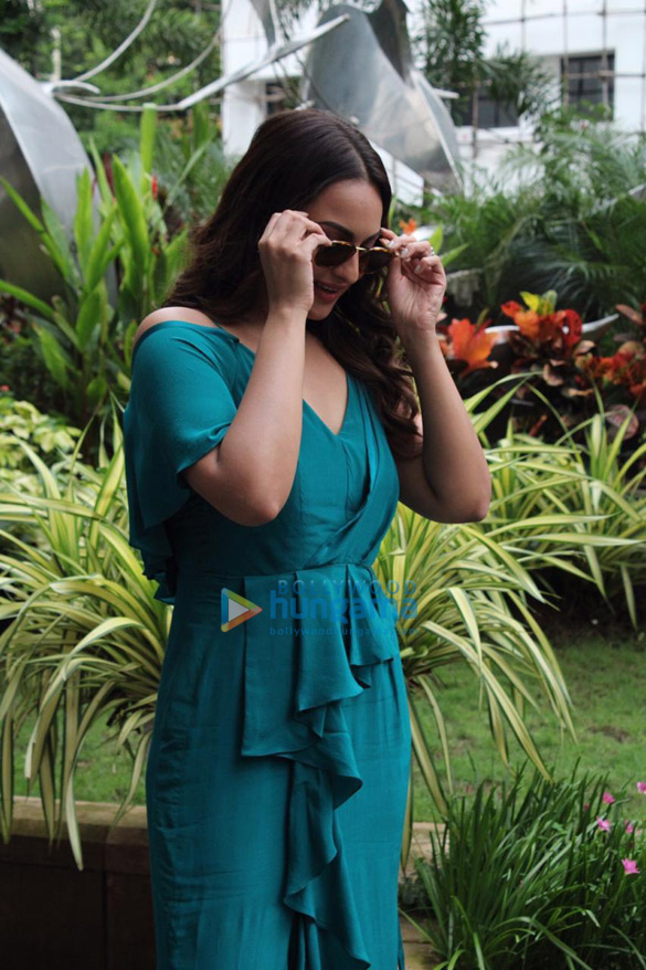photos sonakshi sinha snapped in juhu 4