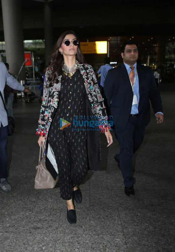 photos sonam kapoor ahuja snapped at the airport 1 2