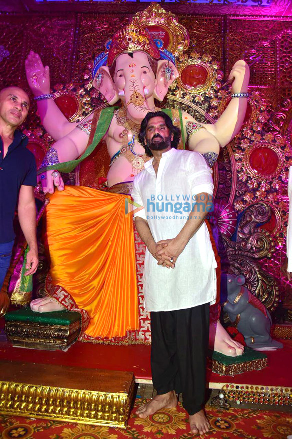 photos suniel shetty seeks ganeshas blessings 5