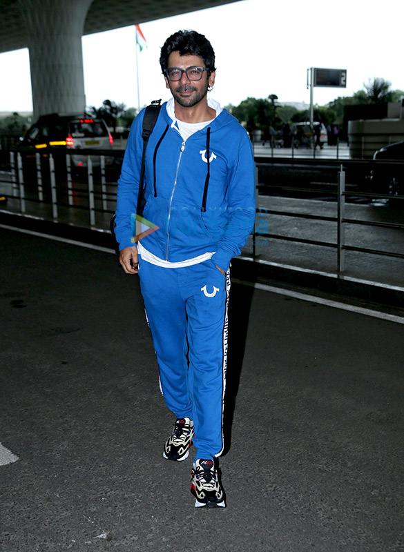 photos sunny leone evelyn sharma and sunil grover snapped at the airport 3