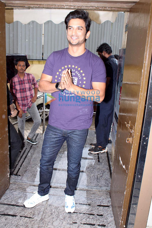 photos sushant singh rajput shraddha kapoor varun sharma and tahir raj bhasin snapped interacting with the audience at pvr juhu 5