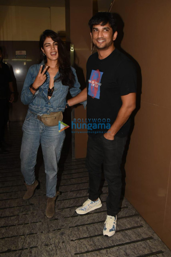 Photos: Sushant Singh Rajput and Rhea Chakraborty sanpped in Mumbai Photos: Sushant Singh Rajput and Rhea Chakraborty sanpped in Mumbai
