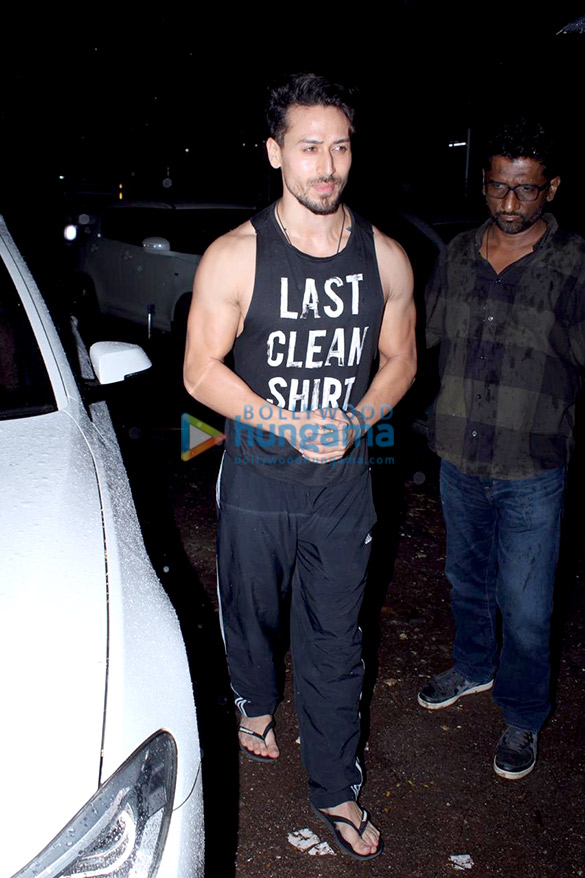 photos tiger shroff snapped in juhu 1
