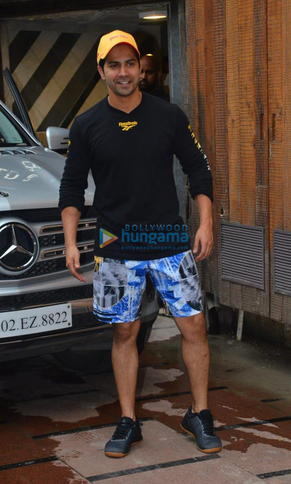photos varun dhawan snapped at gym in juhu 5