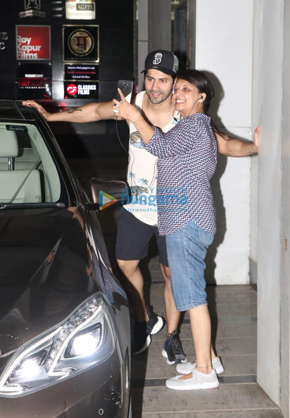 photos varun dhawan snapped at gym in khar 2