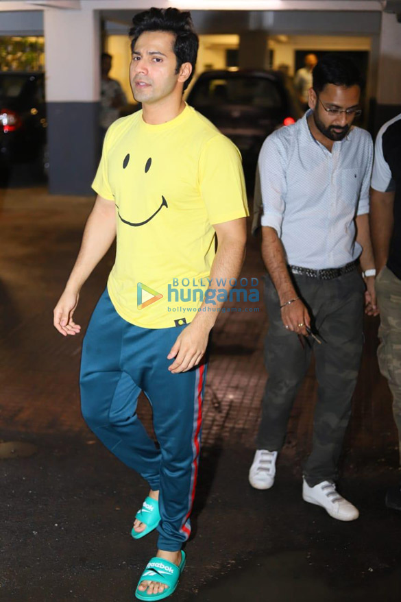 photos varun dhawan snapped in juhu 3