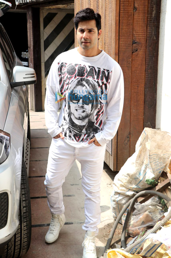 photos varun dhawan spotted at gym in juhu 2