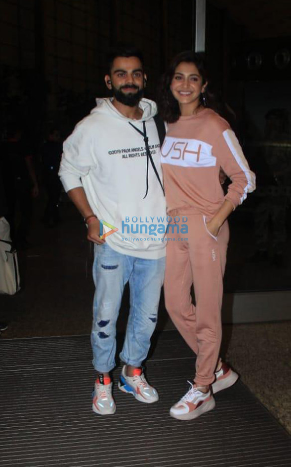 Photos: Virat Kohli and Anushka Sharma snapped at the airport Photos: Virat Kohli and Anushka Sharma snapped at the airport