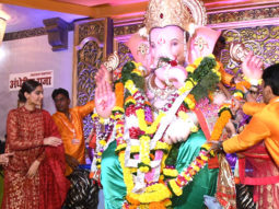 Sonam Kapoor Ahuja seeks blessings at Andheri Cha Raja