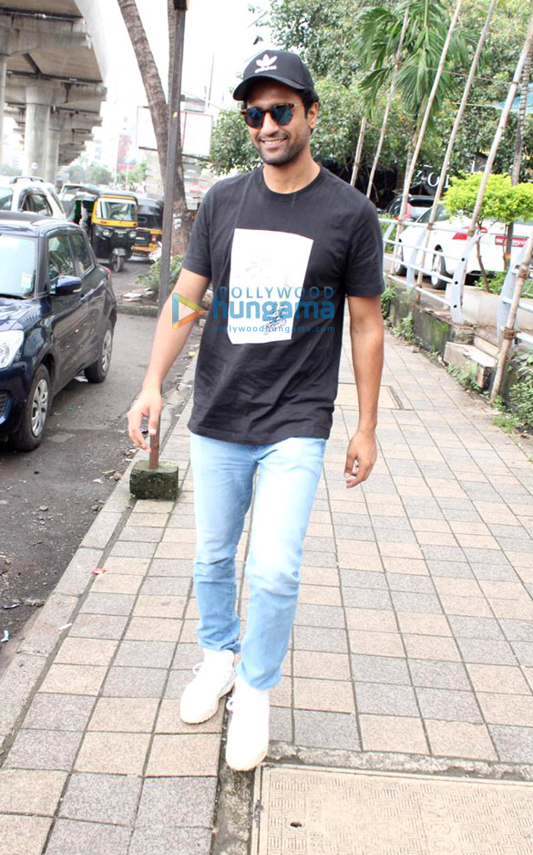 vicky kaushal snapped at apple store in andheri 1