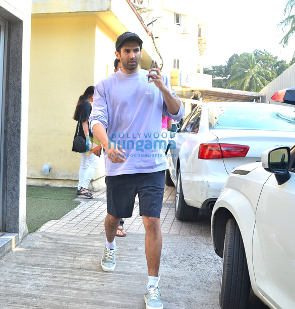 Photos: Aditya Roy Kapur, Shilpa Shetty and others snapped in Juhu Photos: Aditya Roy Kapur, Shilpa Shetty and others snapped in Juhu