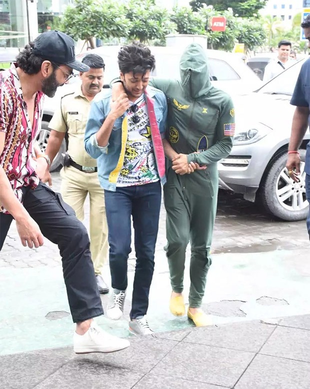 Akshay Kumar steps out for lunch with Housefull 4 cast while hiding his face from paparazzi