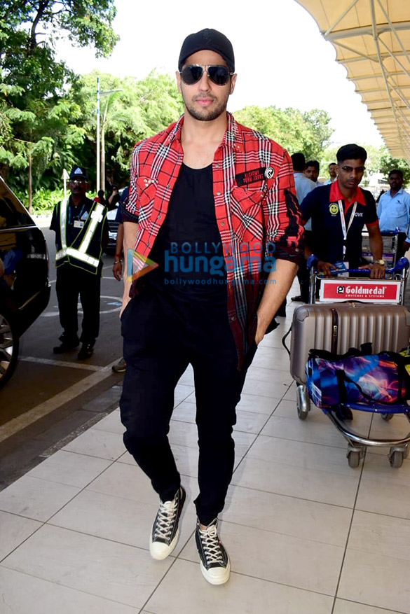 photos aamir khan tara sutaria sidharth malhotra bhumi pednekar and others snapped at the airport 5