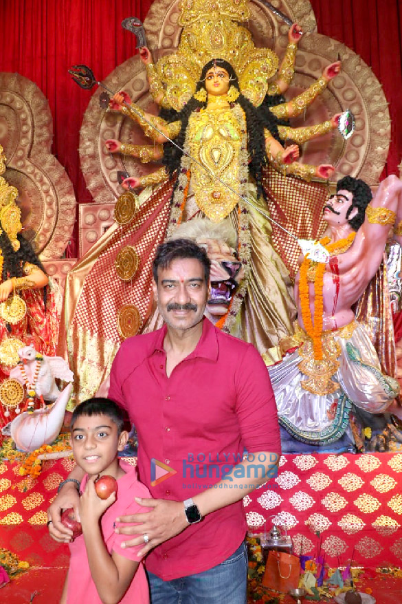 photos ajay devgn snapped with son at durga pandal 3