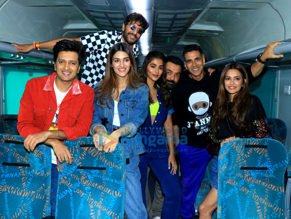 photos akshay kumar bobby deol kriti sanon and others snapped promoting their film housefull 4 7