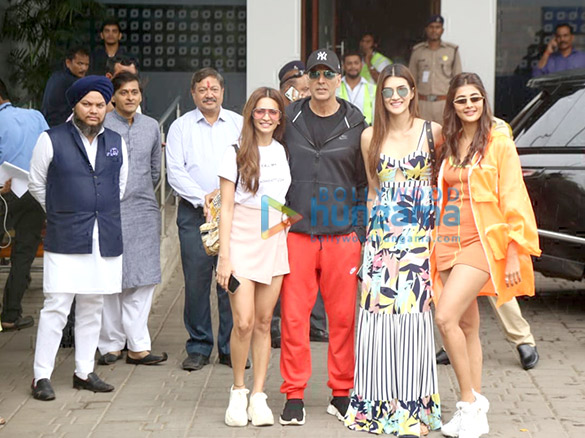 Photos: Akshay Kumar, Kriti Sanon, Pooja Hegde and others snapped at the airport Photos: Akshay Kumar, Kriti Sanon, Pooja Hegde and others snapped at the airport