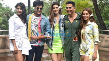Photos: Akshay Kumar, Kriti Sanon and others snapped promoting their film Housefull 4