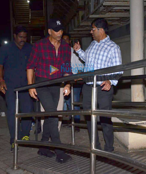 photos akshay kumar snapped at pvr juhu 2