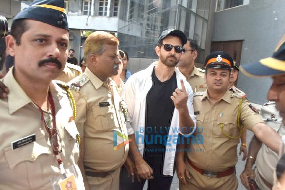 photos celebs snapped exercising their right to vote at the maharastra state elections5 4