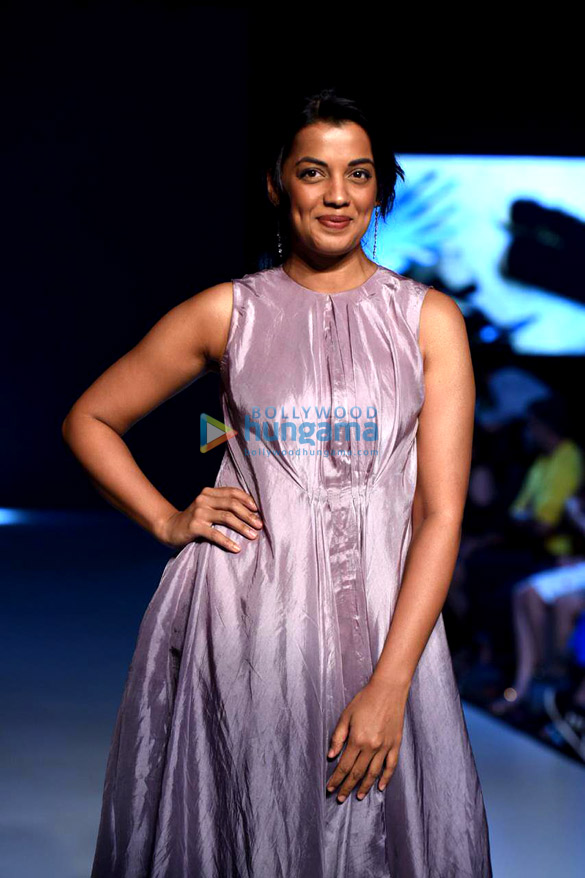 photos daisy shah and mugdha godse walks the ramp as the show stopper for the bombay times fashion week 1