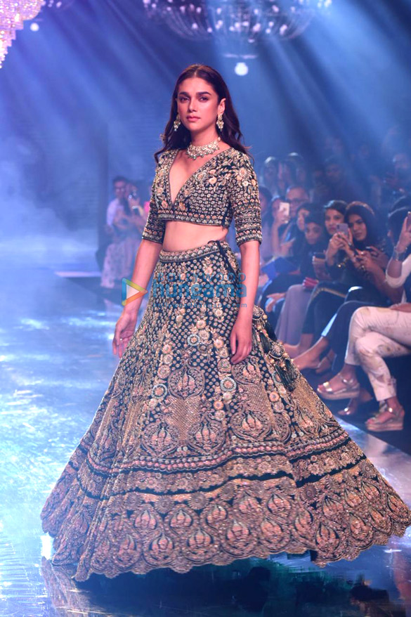 photos daisy shah and mugdha godse walks the ramp as the show stopper for the bombay times fashion week 4