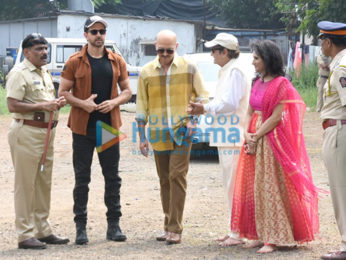 Photos: Hrithik Roshan and Rakesh Roshan snapped attending Durga Puja at the Biswajeet Chaterjee pandal in Juhu