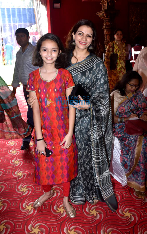photos jaya bachchan ayan mukerji and prachi shah snapped visiting durga pandal 2