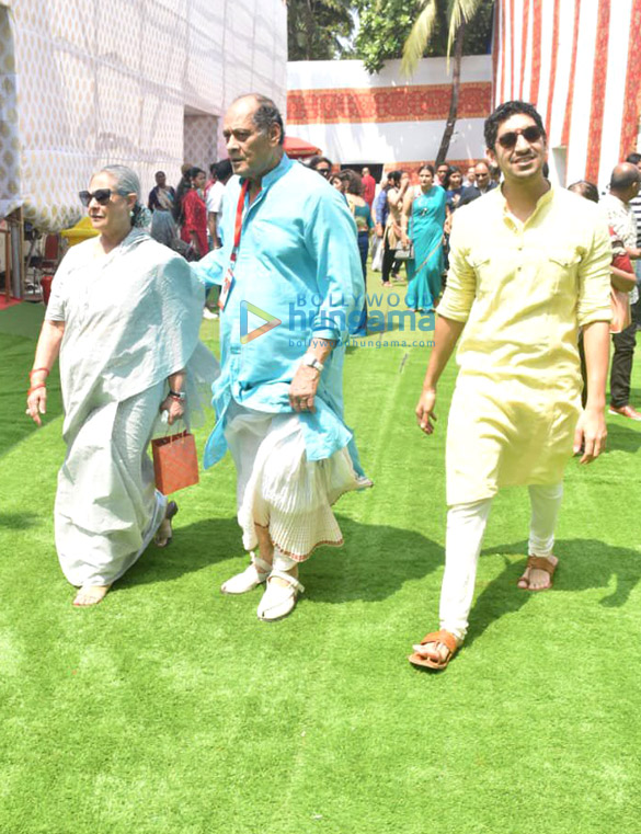 photos jaya bachchan ayan mukerji and prachi shah snapped visiting durga pandal 3