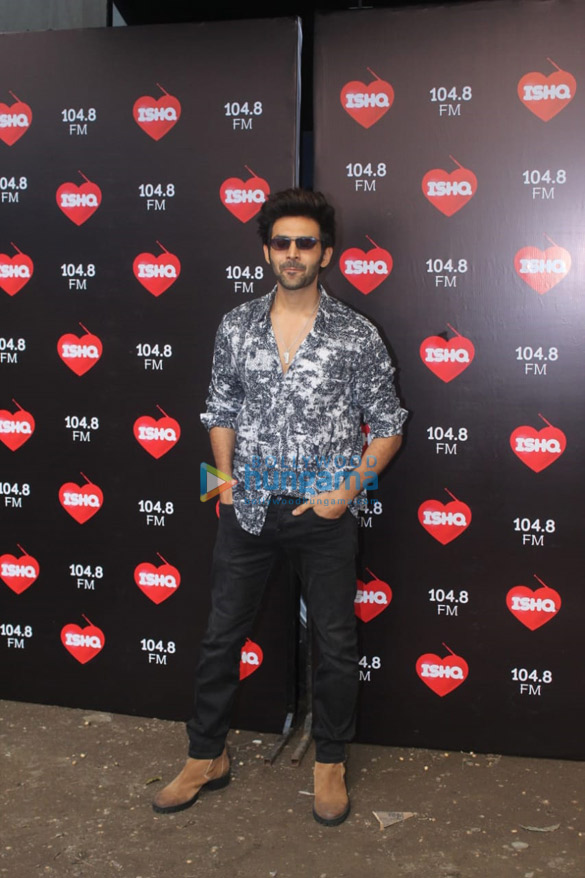 photos kareena kapoor khan kartik aaryan and raveena tandon spotted at mehboob studios in bandra for ishq 104 8 fm 2