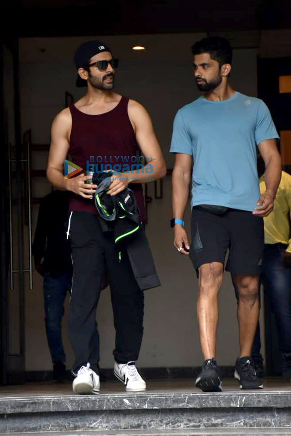 Photos: Kartik Aaryan snapped at the gym in Juhu