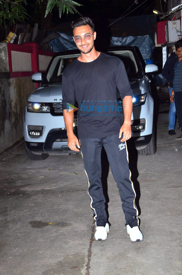photos kriti sanon and aayush sharma snapped in juhu 2
