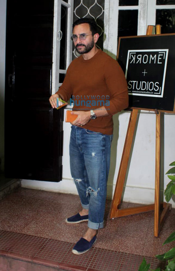 photos saif ali khan spotted at krome studio in bandra 3