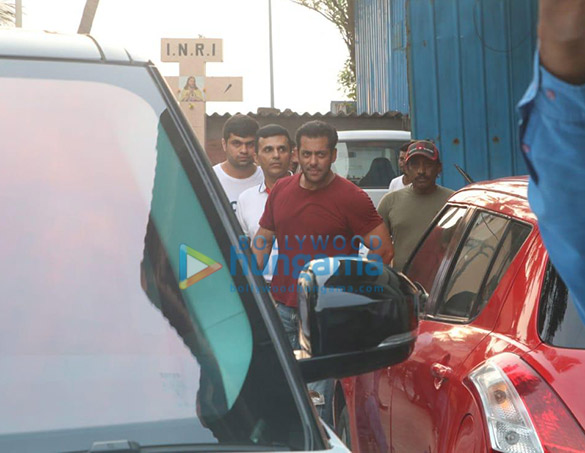 photos salman khan and anand pandit snapped in bandra 4