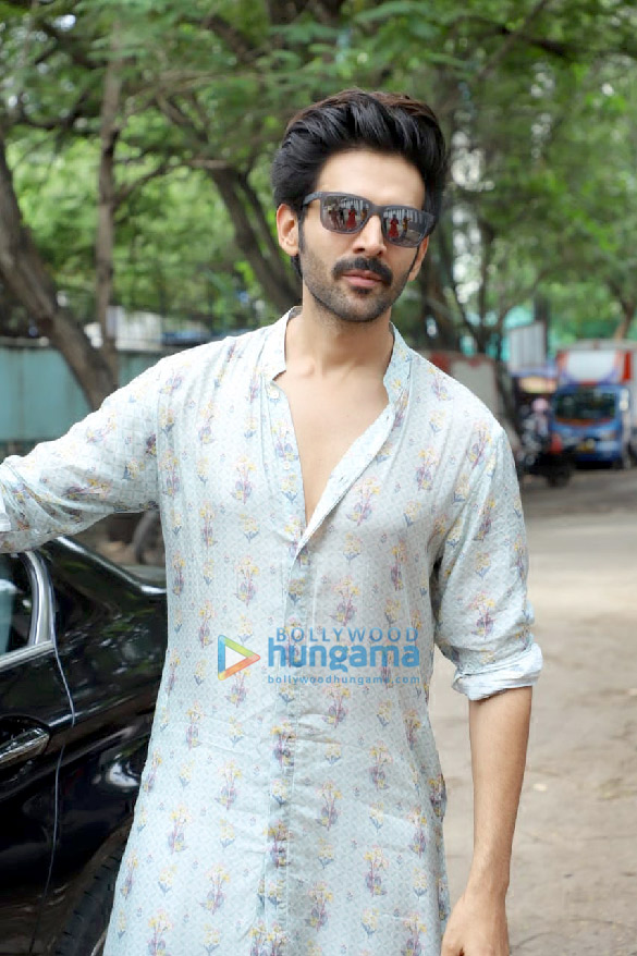 photos sara ali khan kartik aaryan vicky kaushal and others snapped at karan johars home for laxmi puja 2