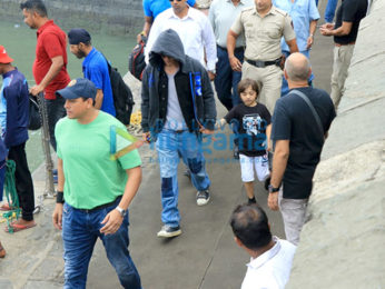 Photos: Shah Rukh Khan, Gauri Khan, Pragya Kapoor snapped at Gateway of India
