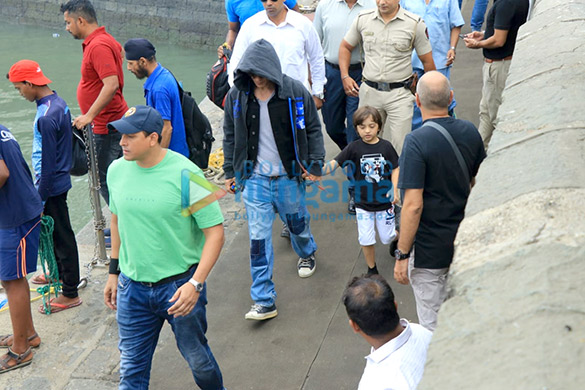 photos shah rukh khan gauri khan karan johar pragya kapoor snapped at gateway of india 1