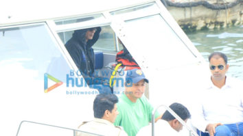 Photos: Shah Rukh Khan, Gauri Khan, Pragya Kapoor snapped at Gateway of India