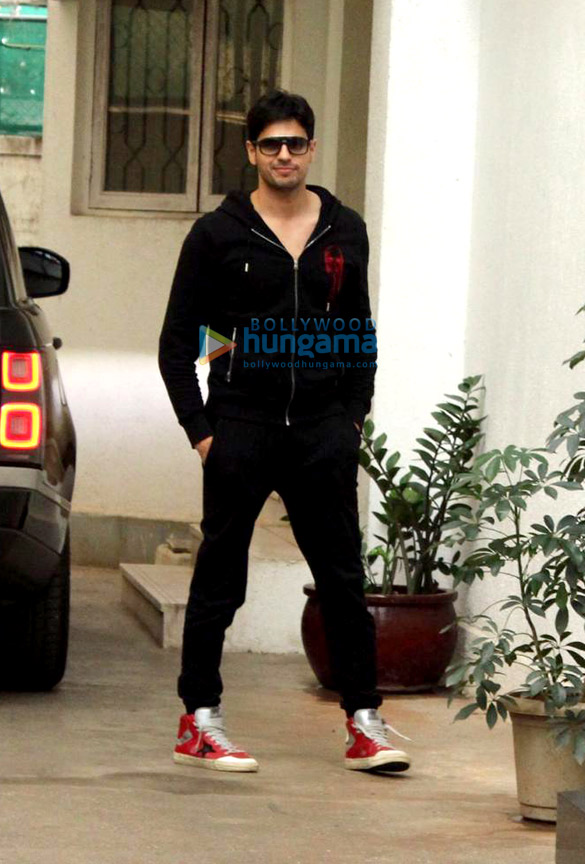 Photos: Sidharth Malhotra spotted at Sunny Super Sound in Juhu Photos: Sidharth Malhotra spotted at Sunny Super Sound in Juhu