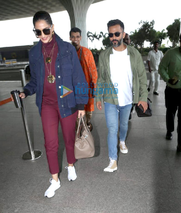 photos sushant singh rajput sonam kapoor ahuja and anand ahuja snapped at the airport 2