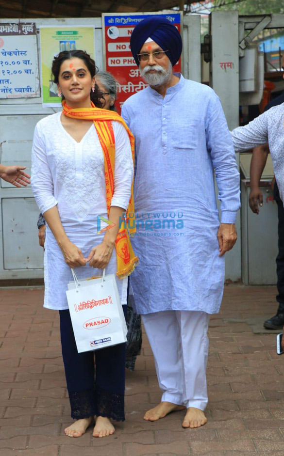 photos taapsee pannu snapped visiting siddhivinayak temple 1