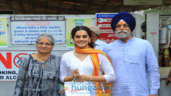 Photos: Taapsee Pannu snapped visiting Siddhivinayak temple
