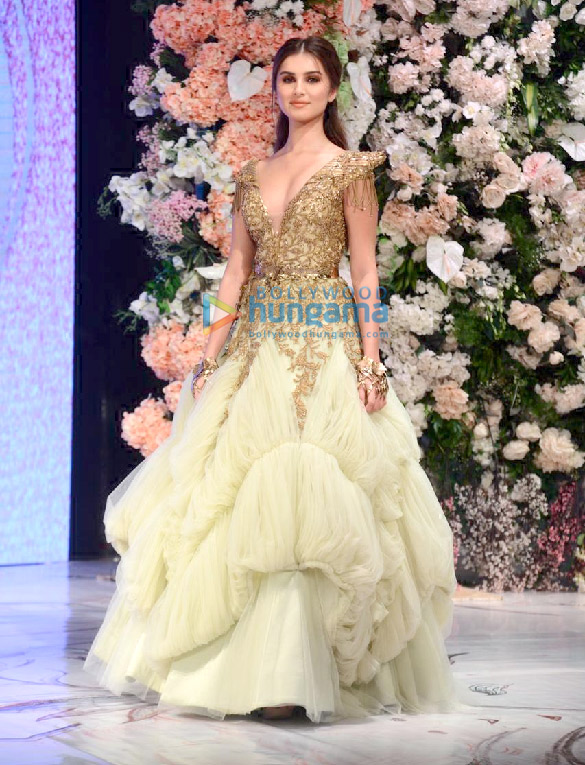 photos tara sutaria walks the ramp for shantanu nikhil 5