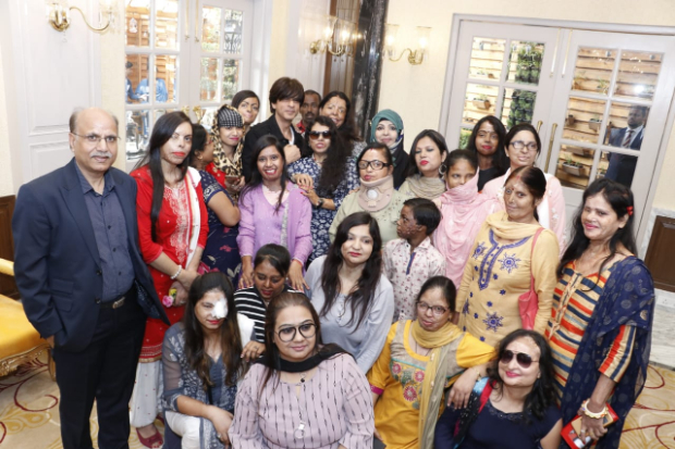 Shah Rukh Khan meets acid attack survivors as a part of the 'Together Transformed’ initiative by Meer Foundation Shah Rukh Khan meets acid attack survivors as a part of the 'Together Transformed’ initiative by Meer Foundation