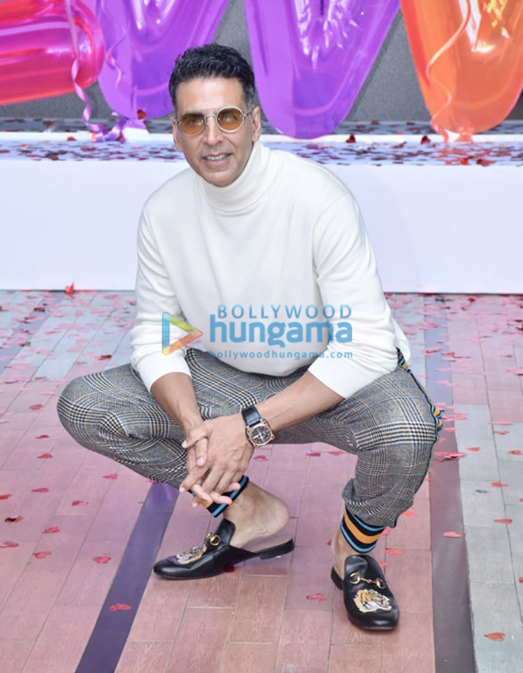 photos akshay kumar kareena kapoor khan kiara advani diljit dosanjh and karan johar grace the trailer launch of good newwz 4