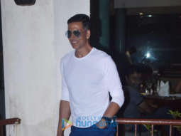 Photos: Akshay Kumar snapped meeting fans post the success of Housefull 4