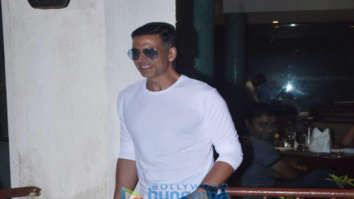 Photos: Akshay Kumar snapped meeting fans post the success of Housefull 4