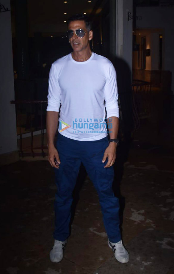 photos akshay kumar snapped meeting fans post the success of housefull 4 4