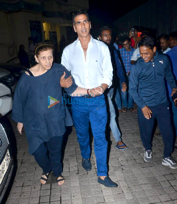 photos akshay kumar snapped with family in pvr juhu 2
